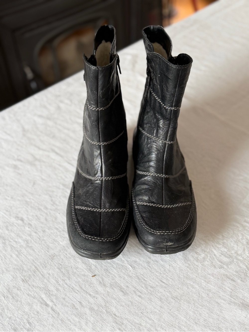 Women’s Reiker Black Leather Zip Up Shearling Lined Decorative Stitch Boots 8.5